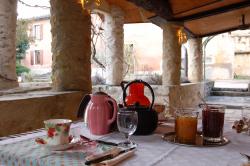 Le Clos du Bief - gîte et chambres d'hôtes en Bourgogne - le petit déjeuner sous le préau